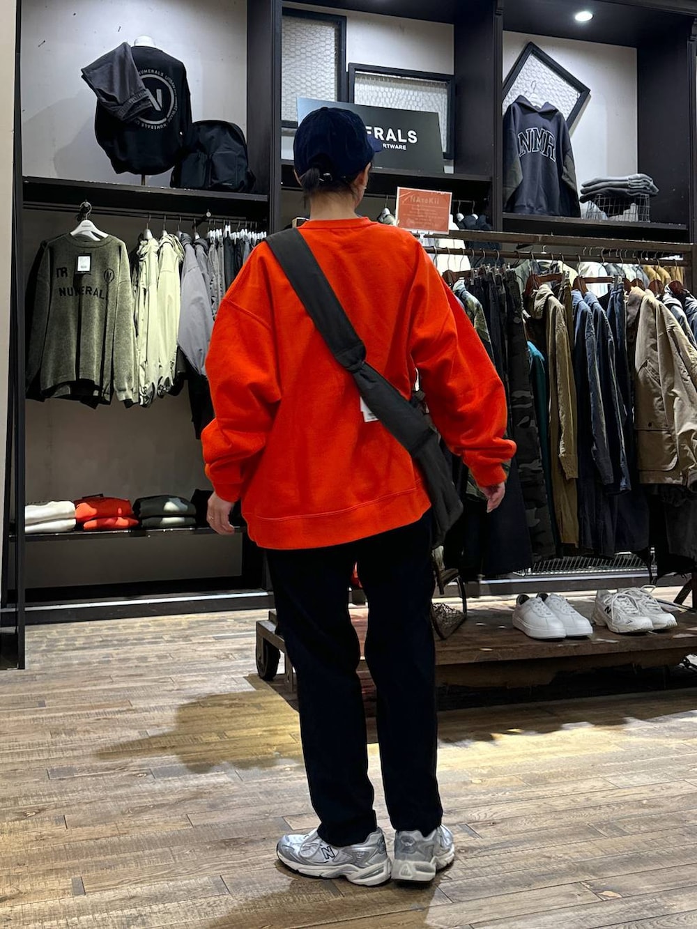 グレー系のスニーカー、ブラック系のその他パンツ、オレンジ系のスウェットを着用したメンズの秋コーディネートの6枚目の写真