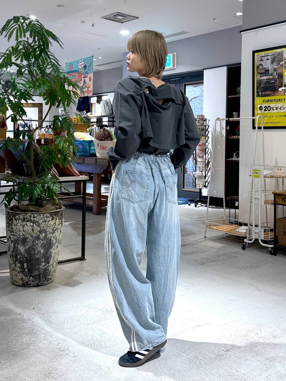 ベージュ系のテーラードジャケット、グレー系のTシャツ/カットソーを着用したレディースの冬コーディネートの5枚目の写真