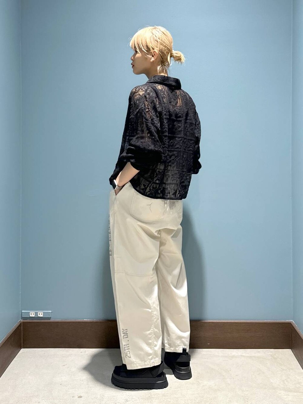 ブラック系のタンクトップ、ブラック系のシャツ/ブラウス、ベージュ系のその他パンツを着用したレディースの春コーディネートの3枚目の写真