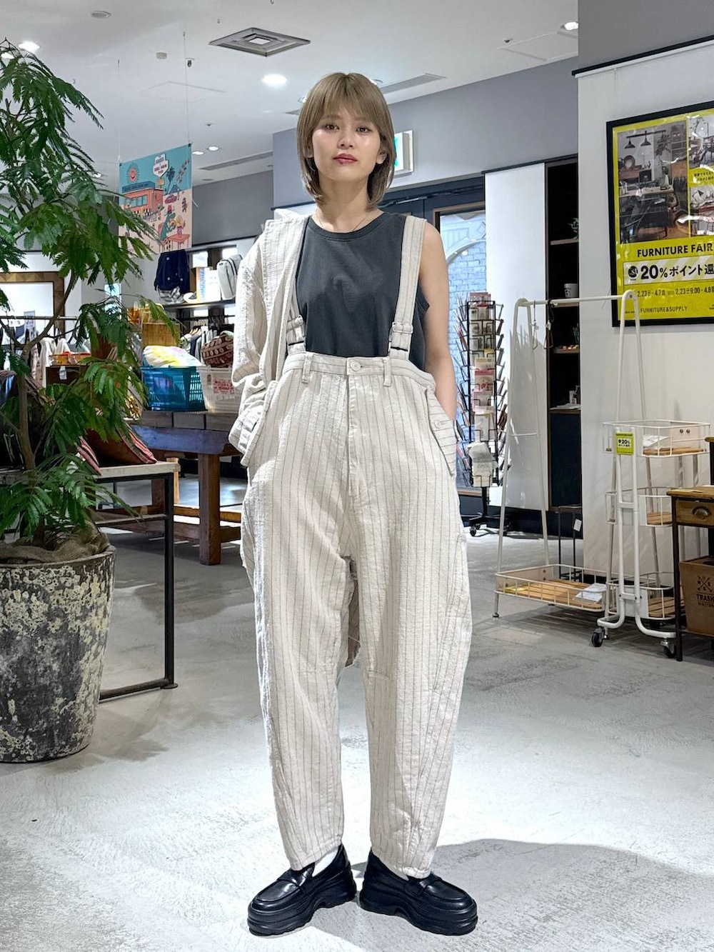 ブラック系のローファー、ベージュ系のテーラードジャケット、ベージュ系のその他パンツを着用したレディースの春コーディネートの4枚目の写真