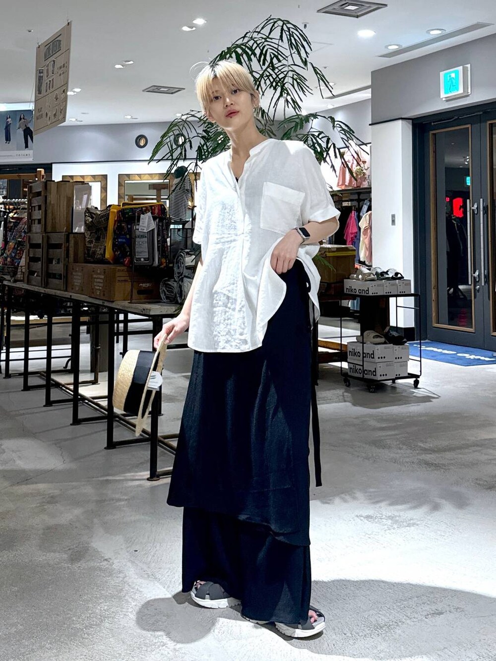 ホワイト系のシャツ/ブラウス、ベージュ系のハットを着用したレディースの春コーディネートの2枚目の写真