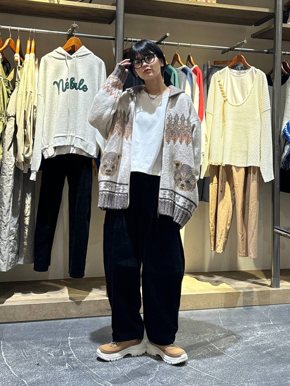 ホワイト系のTシャツ/カットソー、ブラック系のその他パンツ、イエロー系のブーツを着用したレディースの秋コーディネートの2枚目の写真