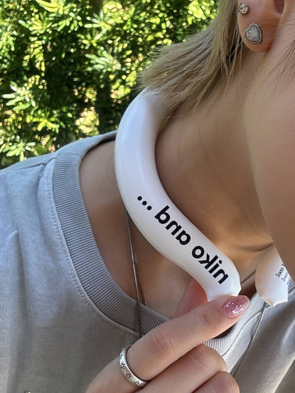 ホワイト系のアウトドアグッズを着用したレディースの夏コーディネートの2枚目の写真