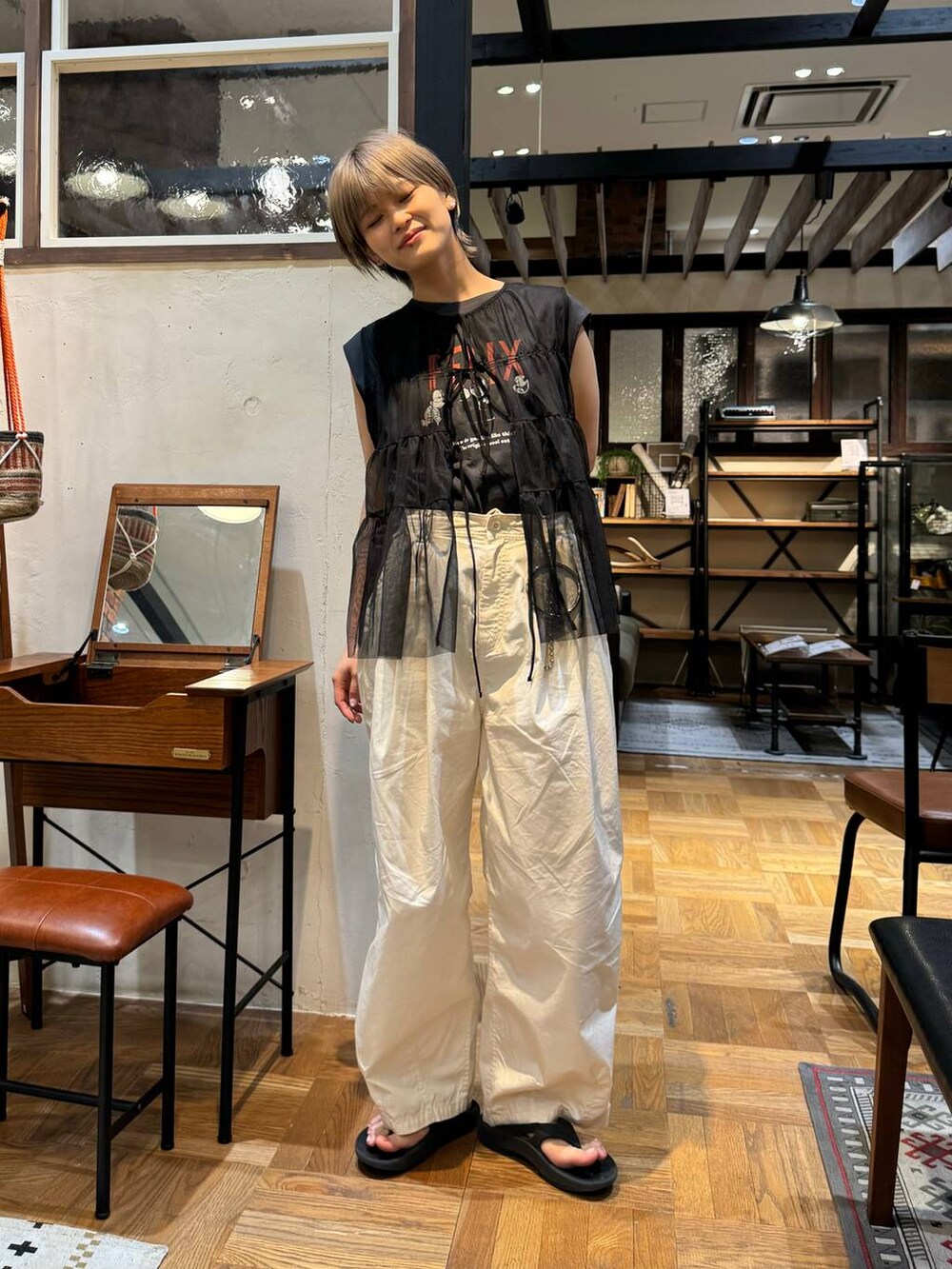 ベージュ系のその他パンツ、ブラック系のベストを着用したレディースの夏コーディネートの4枚目の写真