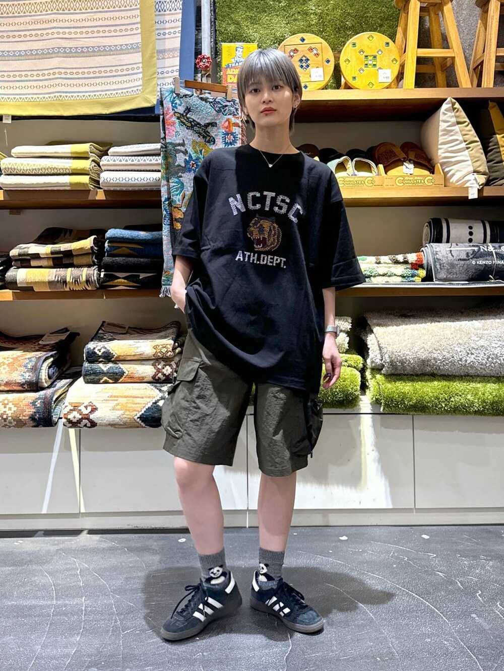 グリーン系のカーゴパンツ、ブラック系のTシャツ/カットソーを着用したレディースの夏コーディネートの4枚目の写真