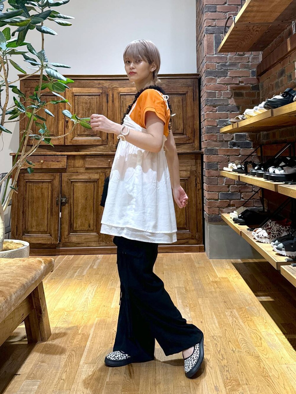 その他のスニーカー、ブラック系のショルダーバッグ、ホワイト系のキャミソールを着用したレディースの夏コーディネートの4枚目の写真