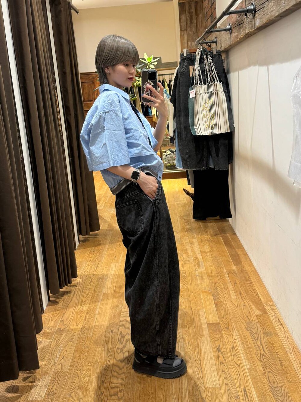 ブラック系のデニムパンツ、ブラック系のTシャツ/カットソー、ブルー系のシャツ/ブラウスを着用したレディースの夏コーディネートの2枚目の写真