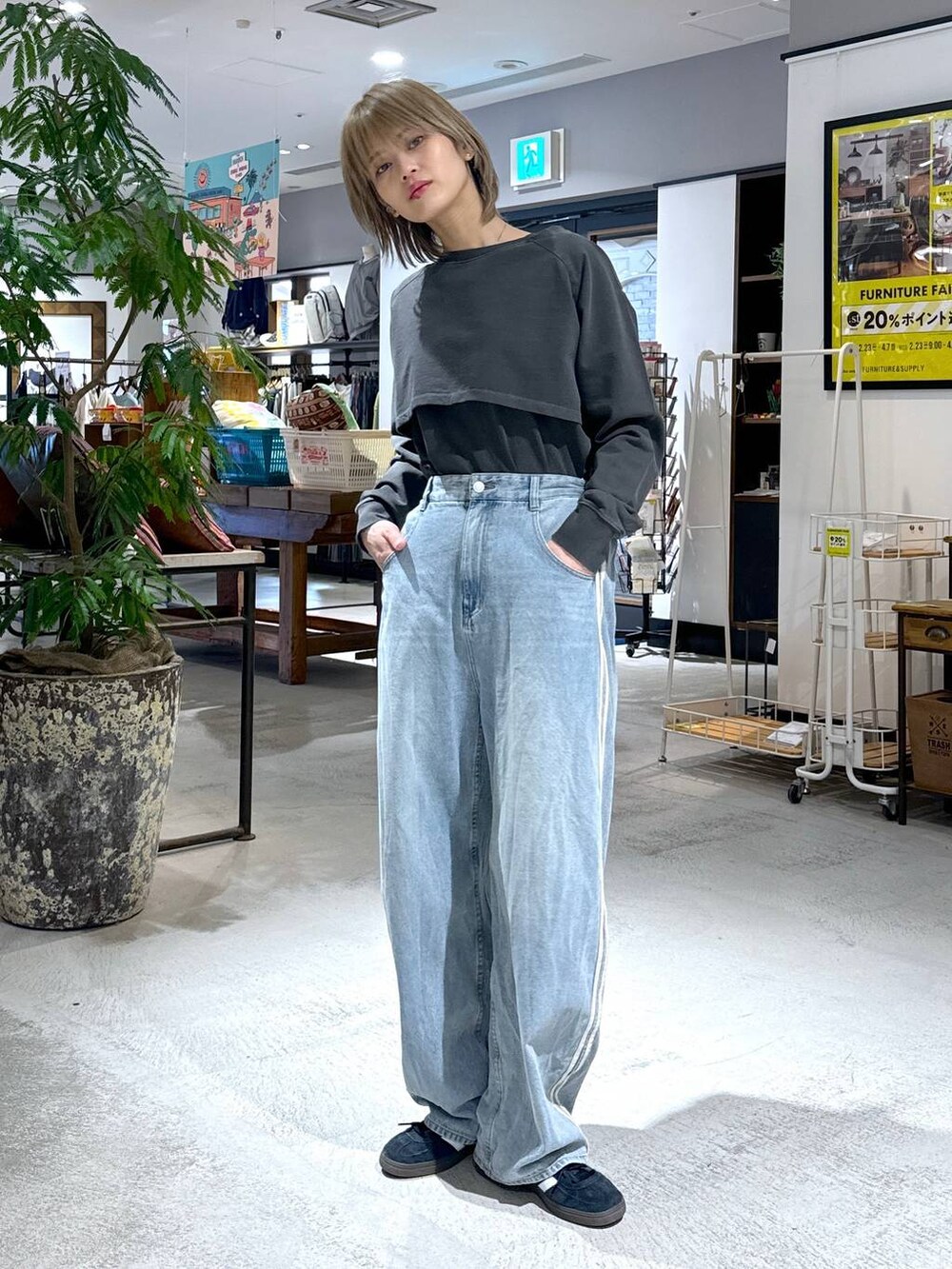 ベージュ系のテーラードジャケット、グレー系のTシャツ/カットソーを着用したレディースの冬コーディネートの4枚目の写真