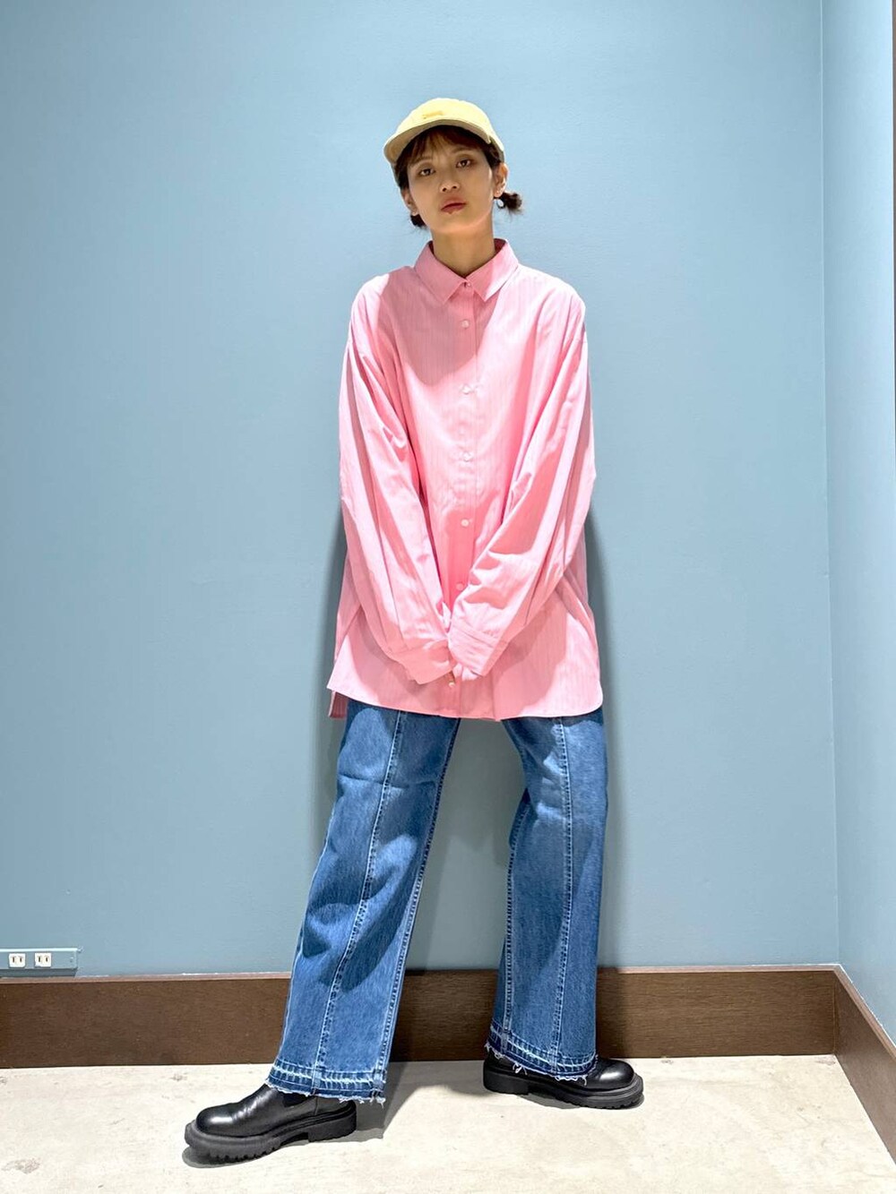 ブルー系のデニムパンツ、ベージュ系のキャップを着用したレディースの冬コーディネートの2枚目の写真