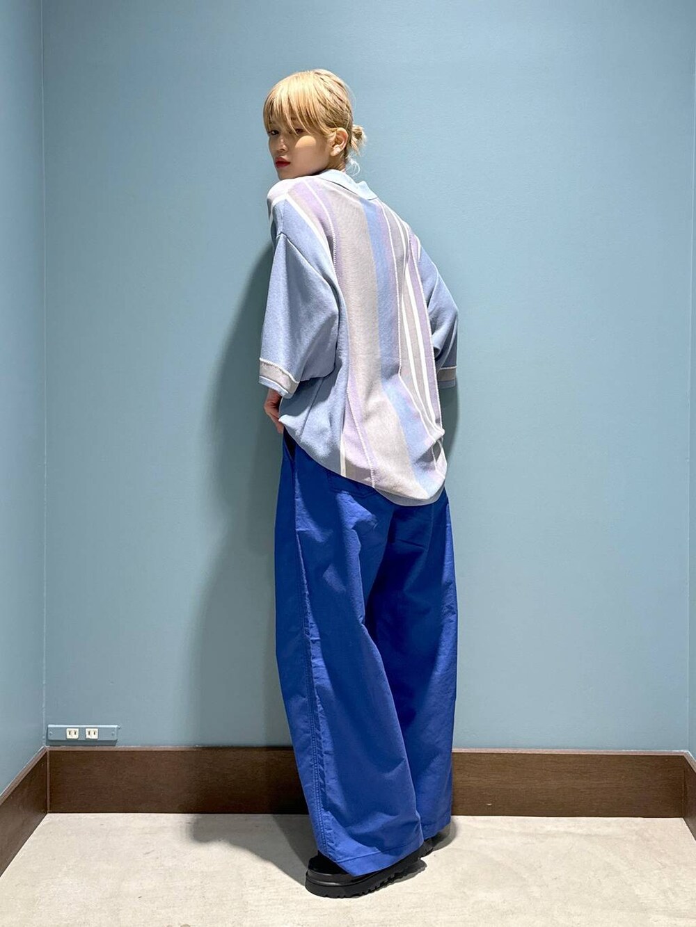 ブルー系のポロシャツ、ブルー系のその他パンツを着用したレディースの春コーディネートの2枚目の写真