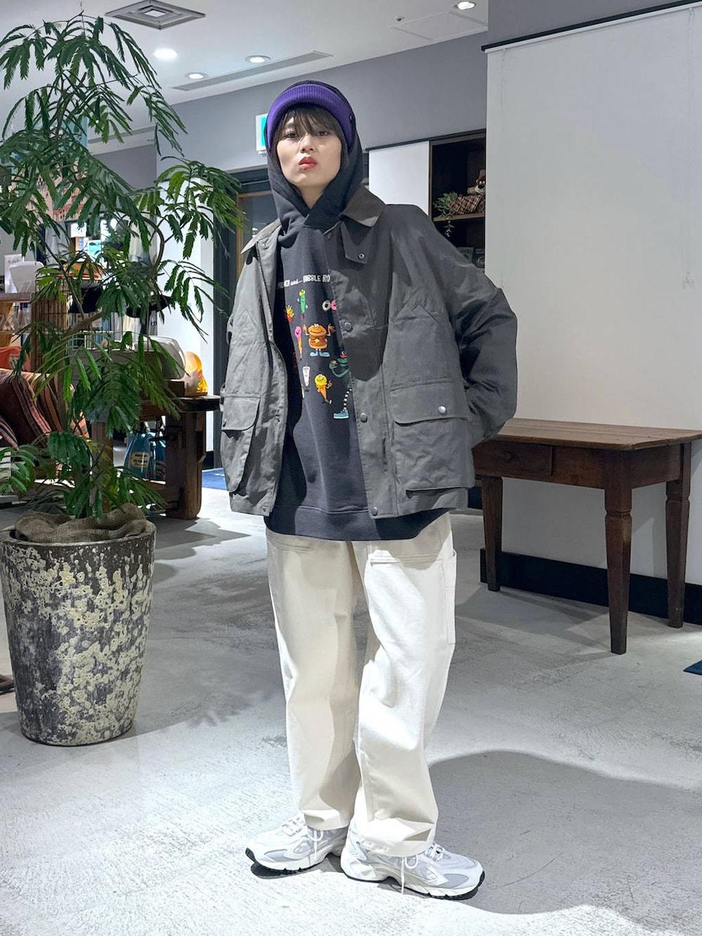 ホワイト系のスニーカー、ホワイト系のデニムパンツ、グレー系のパーカーを着用したレディースの冬コーディネートの5枚目の写真