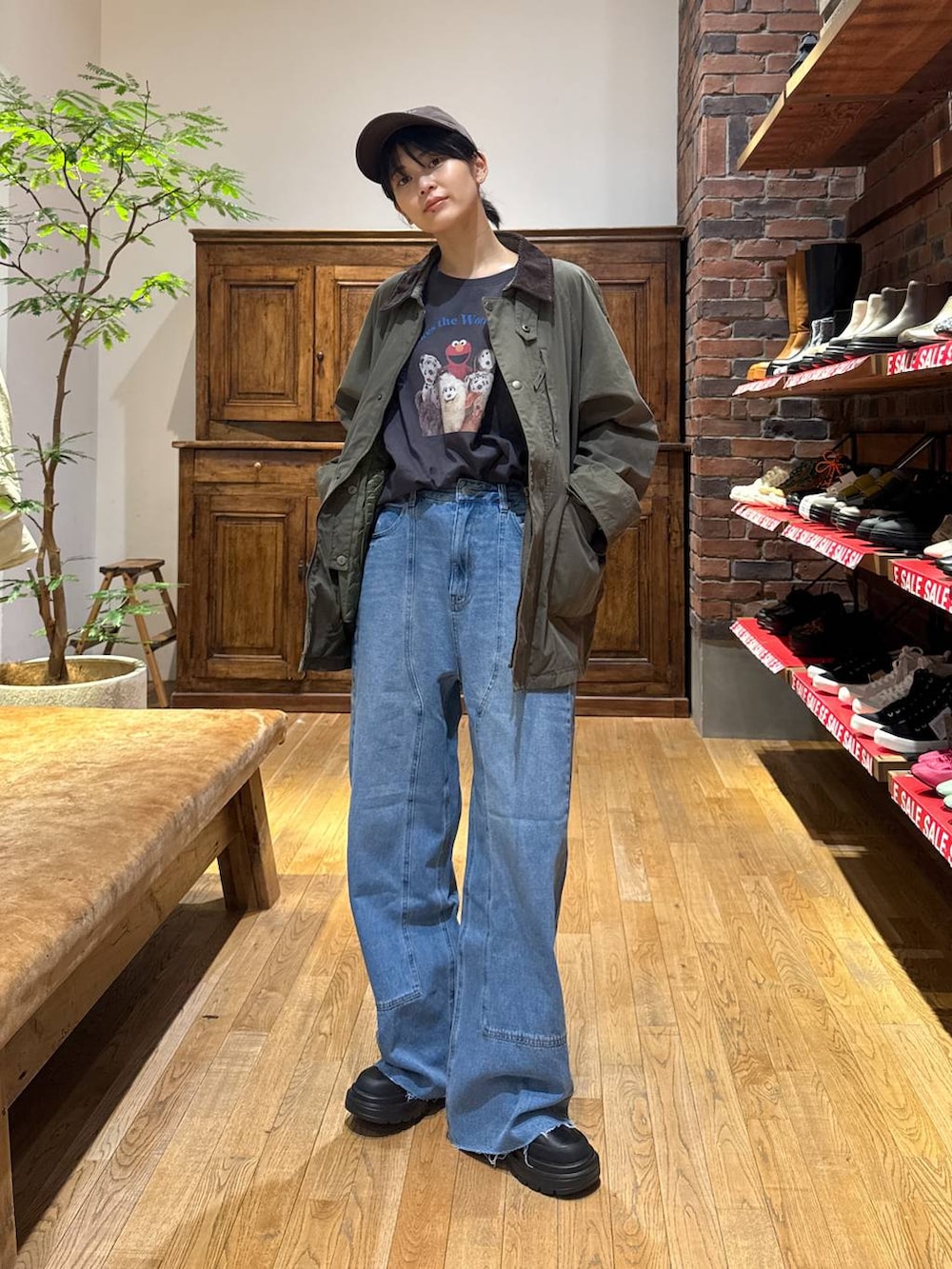 グリーン系のブルゾン、グレー系のTシャツ/カットソーを着用したレディースの冬コーディネートの3枚目の写真