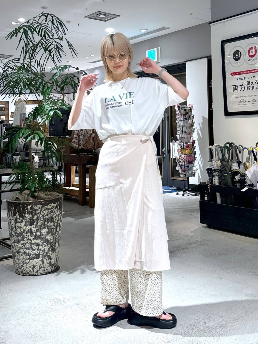 ブラック系のサンダル、ホワイト系のTシャツ/カットソー、その他のサングラスを着用したレディースの春コーディネートの2枚目の写真