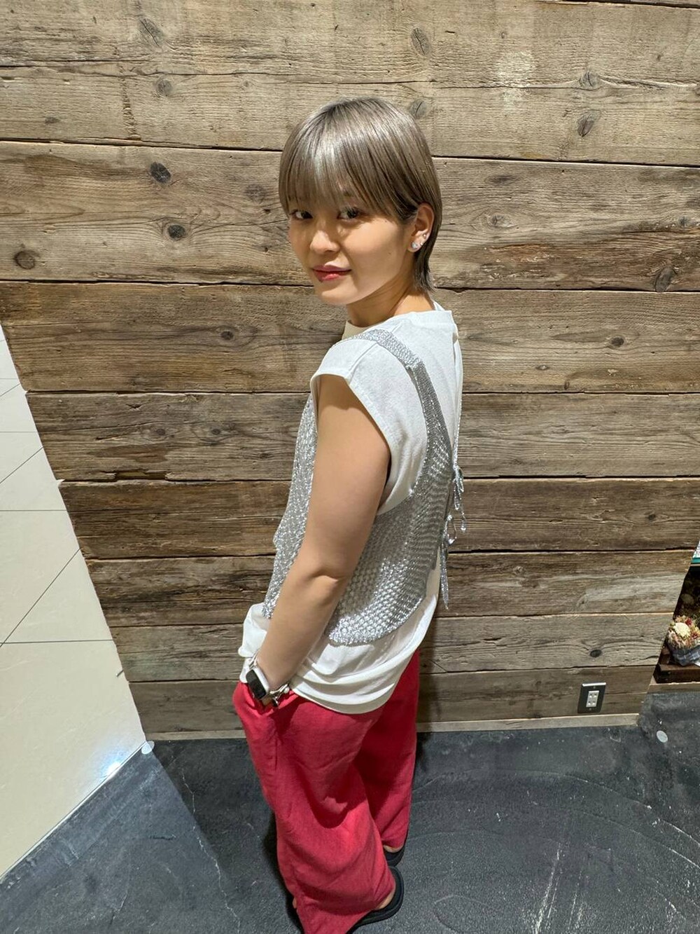 グレー系のキャミソール、ピンク系のその他パンツを着用したレディースの夏コーディネートの3枚目の写真