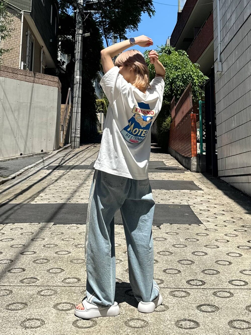 ベージュ系のサンダルを着用したレディースの夏コーディネートの2枚目の写真