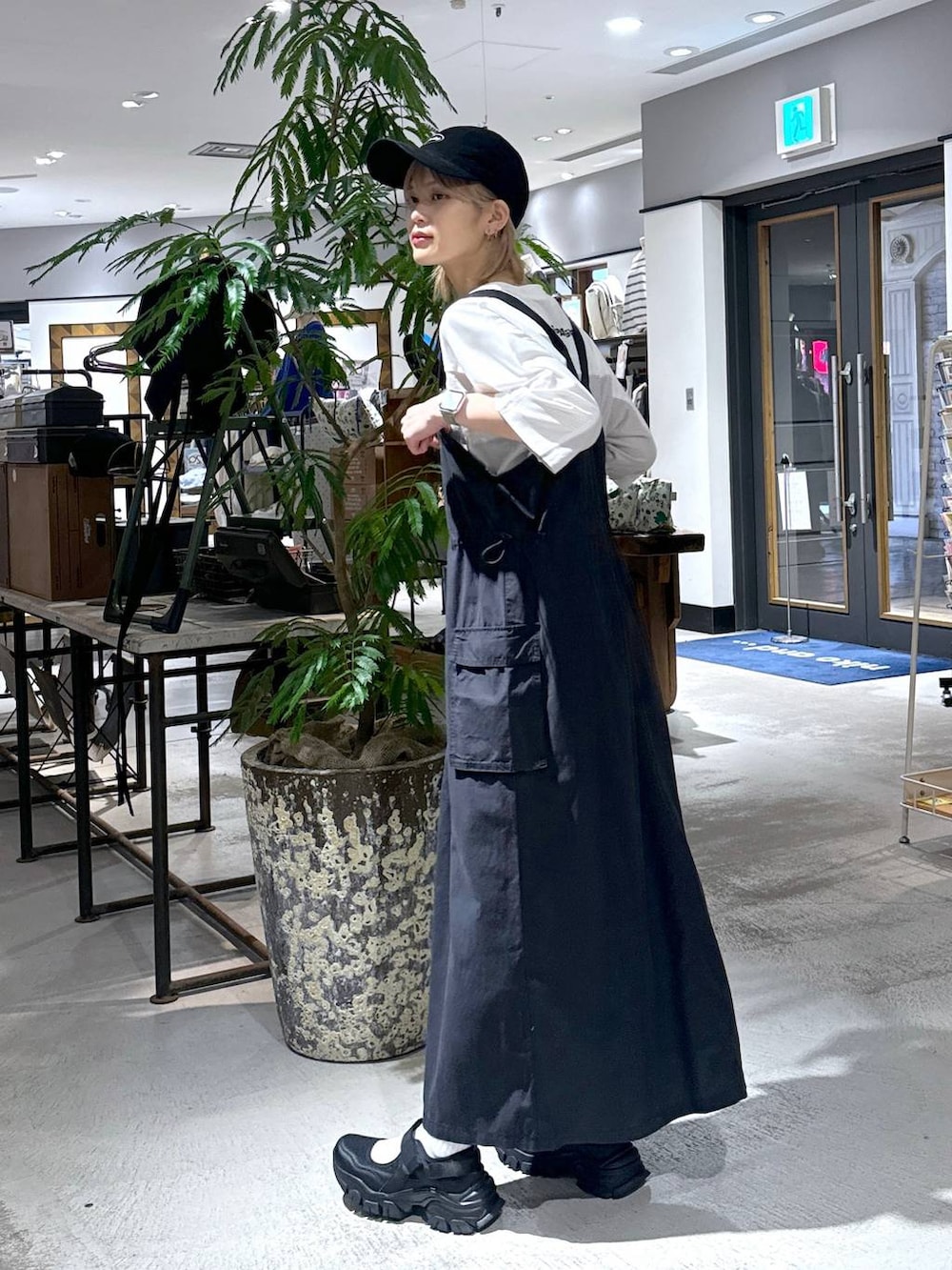 「メンズライク、ストリート、ユニセックス、カジュアル、niko and ...、春コーデ、モノトーン、キャップ」｜「niko and...のメッシュナンバリングプルオーバー（Tシャツ/カットソー、ホワイト系）」を使った、もずさん（レディース・165cm）の春コーディネートの3枚目の写真