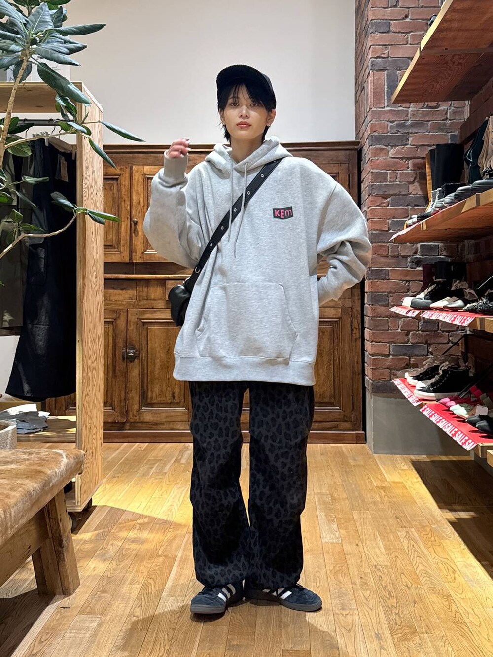 ブラック系のショルダーバッグ、ブラック系のキャップを着用したレディースの冬コーディネートの2枚目の写真