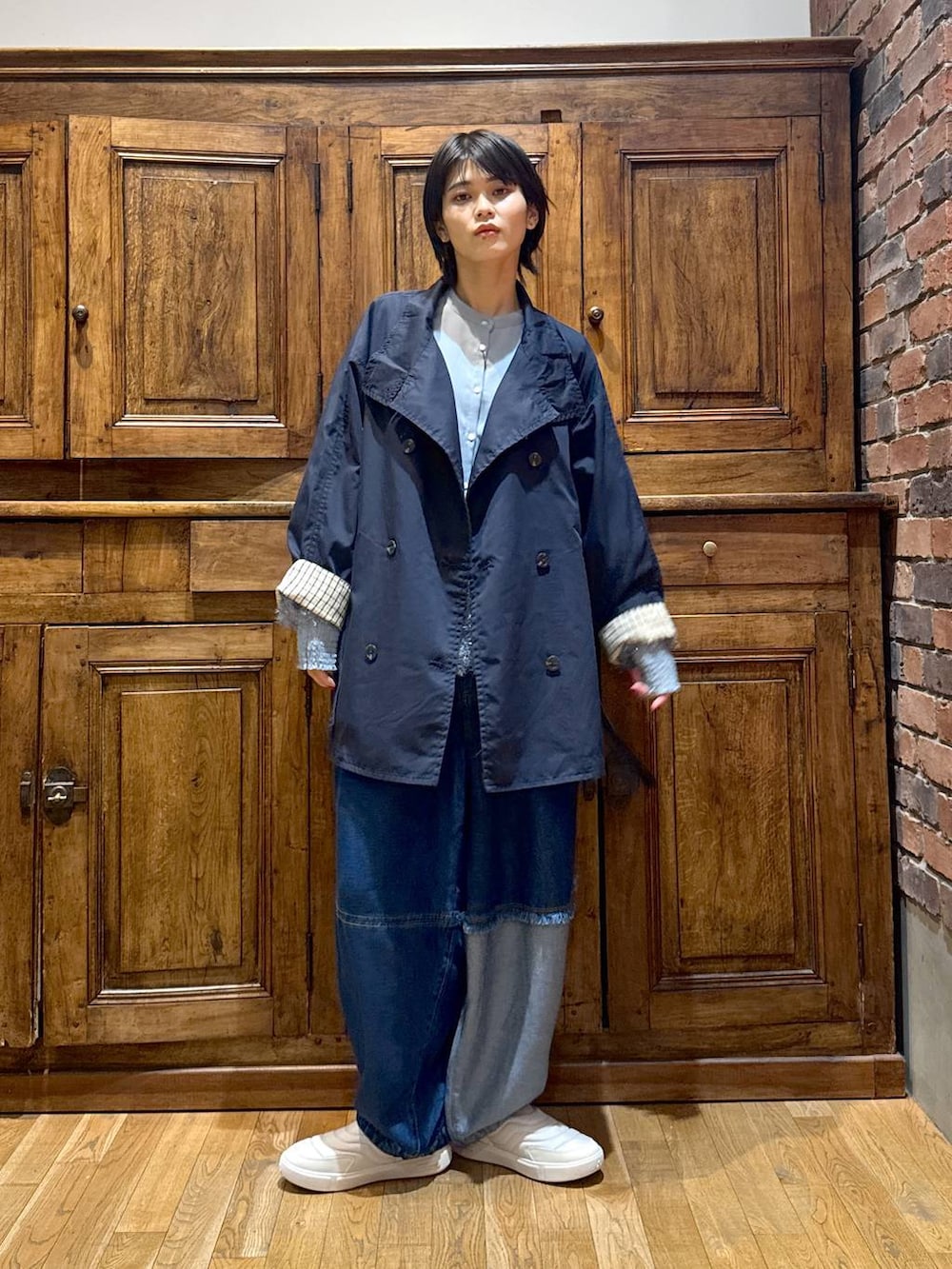 ブルー系のトレンチコート、ブルー系のデニムパンツ、ブルー系のシャツ/ブラウスを着用したレディースの冬コーディネートの3枚目の写真