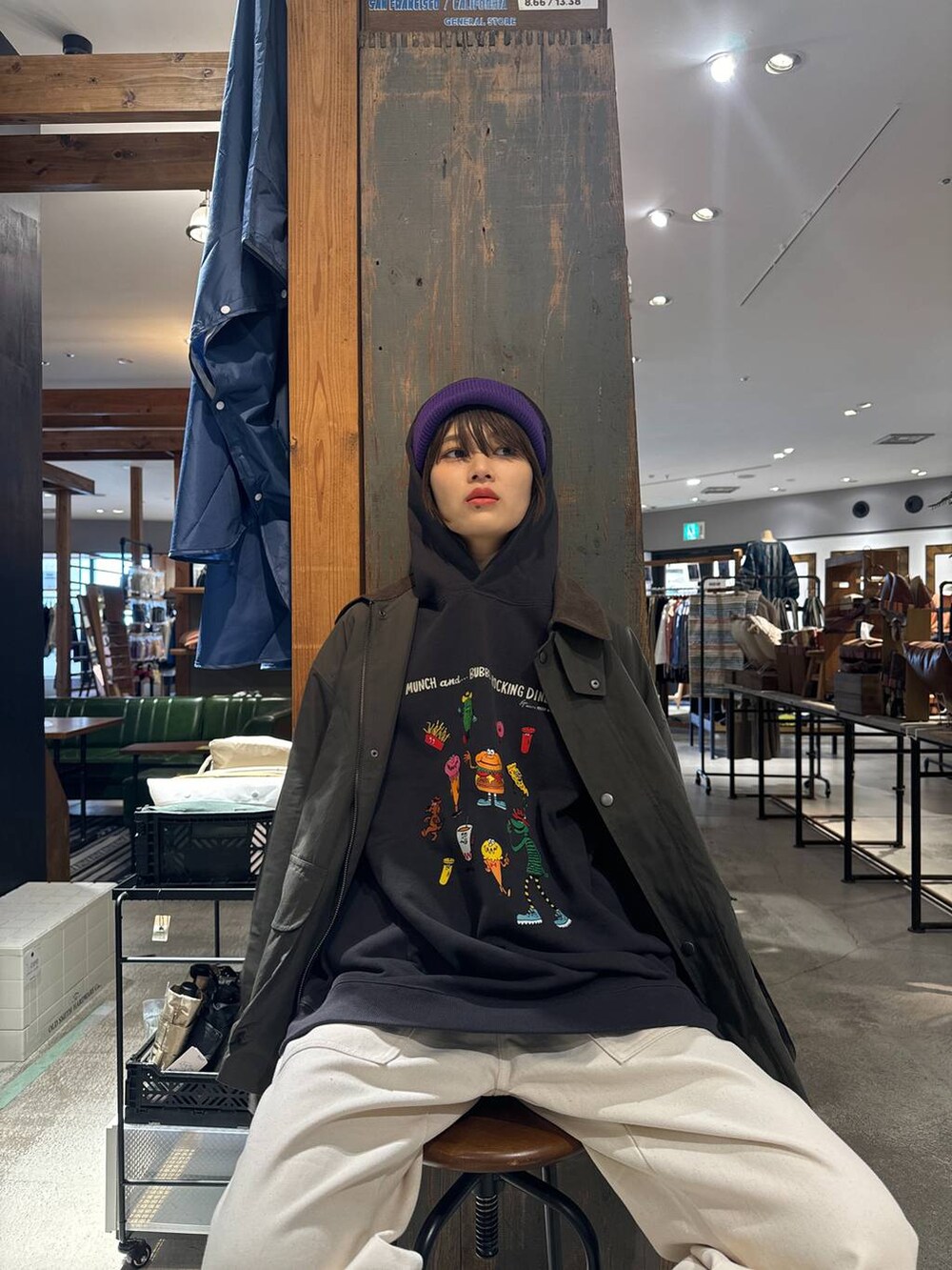 ホワイト系のスニーカー、ホワイト系のデニムパンツ、グレー系のパーカーを着用したレディースの冬コーディネートの3枚目の写真