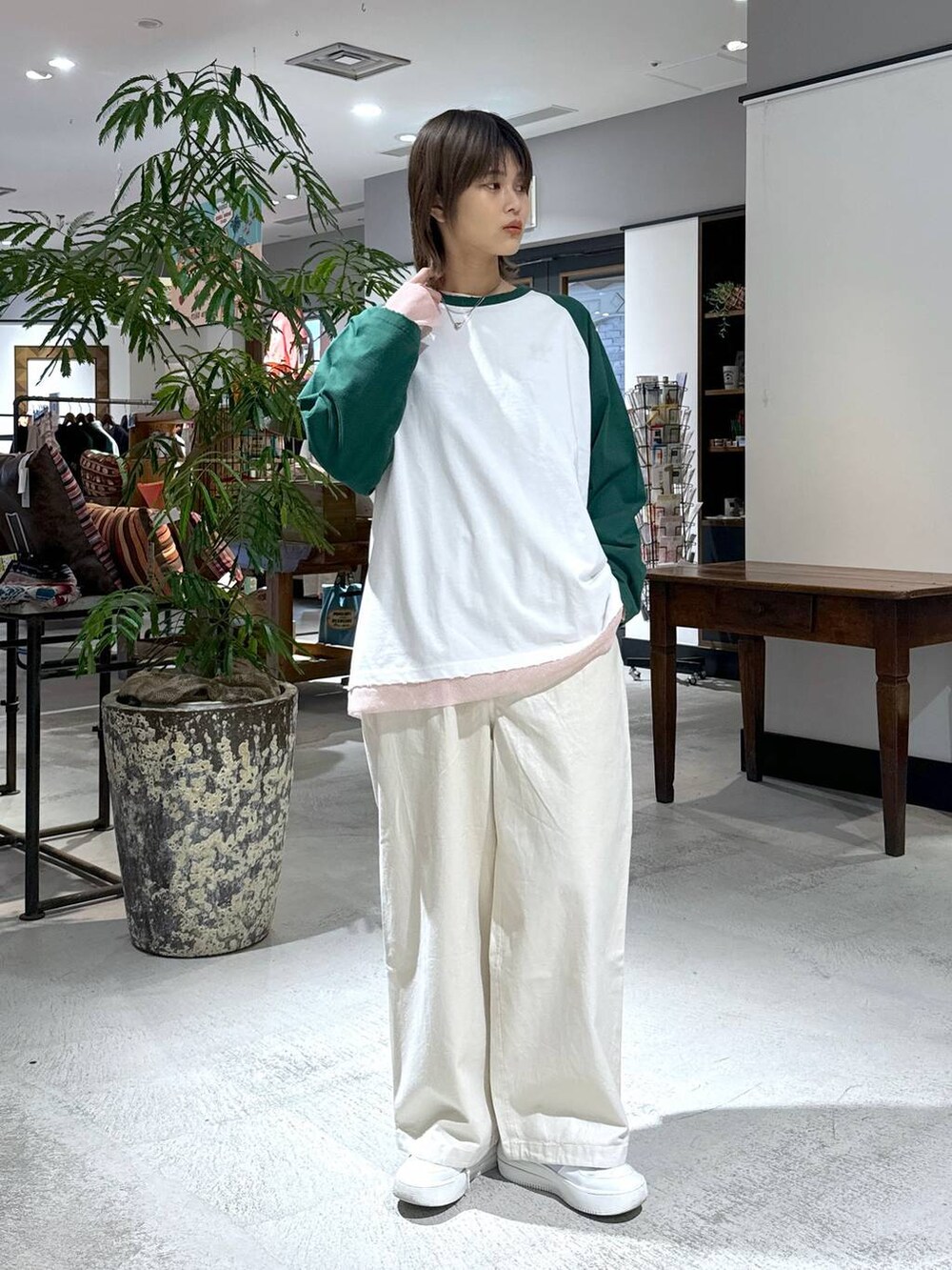 ベージュ系のその他パンツを着用したレディースの冬コーディネートの2枚目の写真