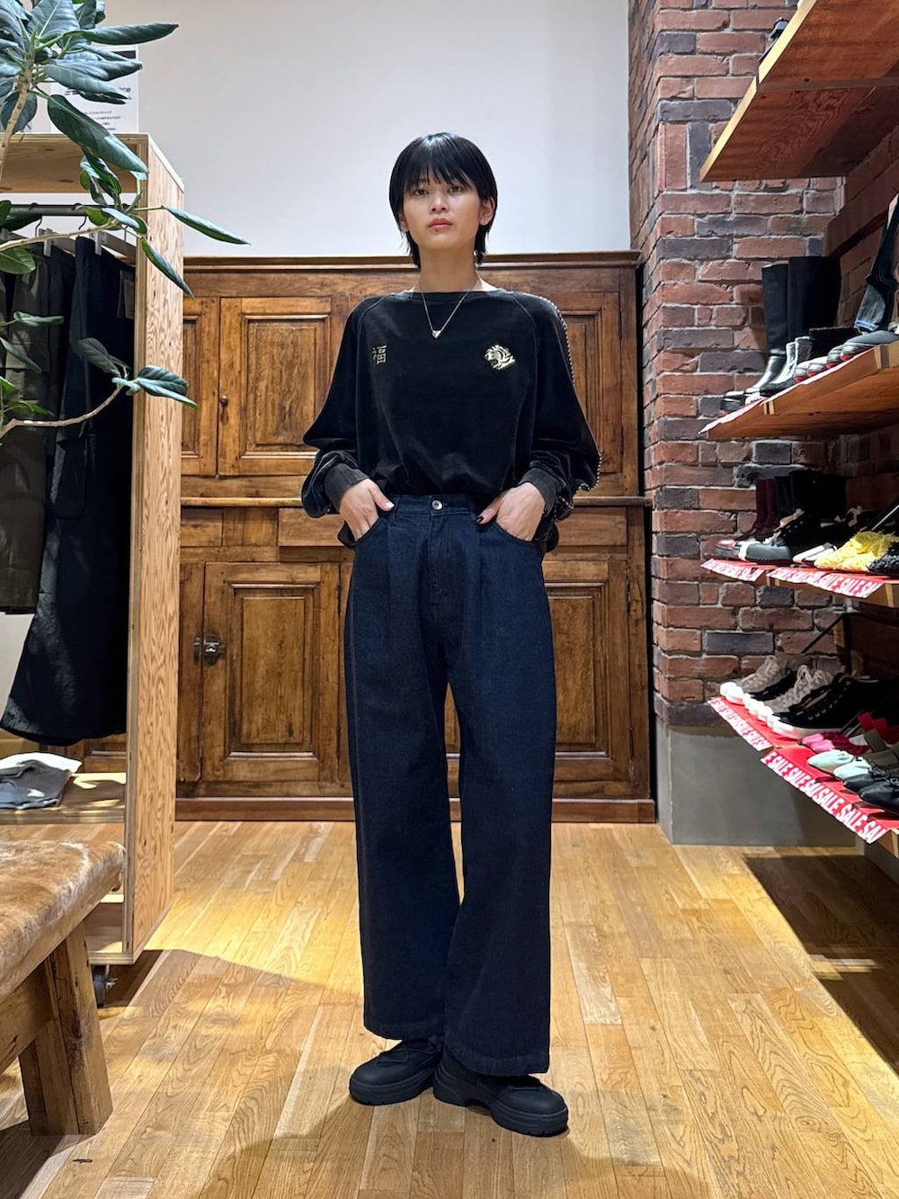 ブラック系のスニーカー、グレー系のTシャツ/カットソーを着用したレディースの冬コーディネートの3枚目の写真