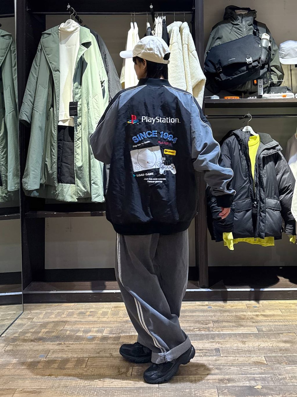 ブラック系のスニーカー、ブラック系のブルゾン、その他のスウェットを着用したメンズの冬コーディネートの5枚目の写真