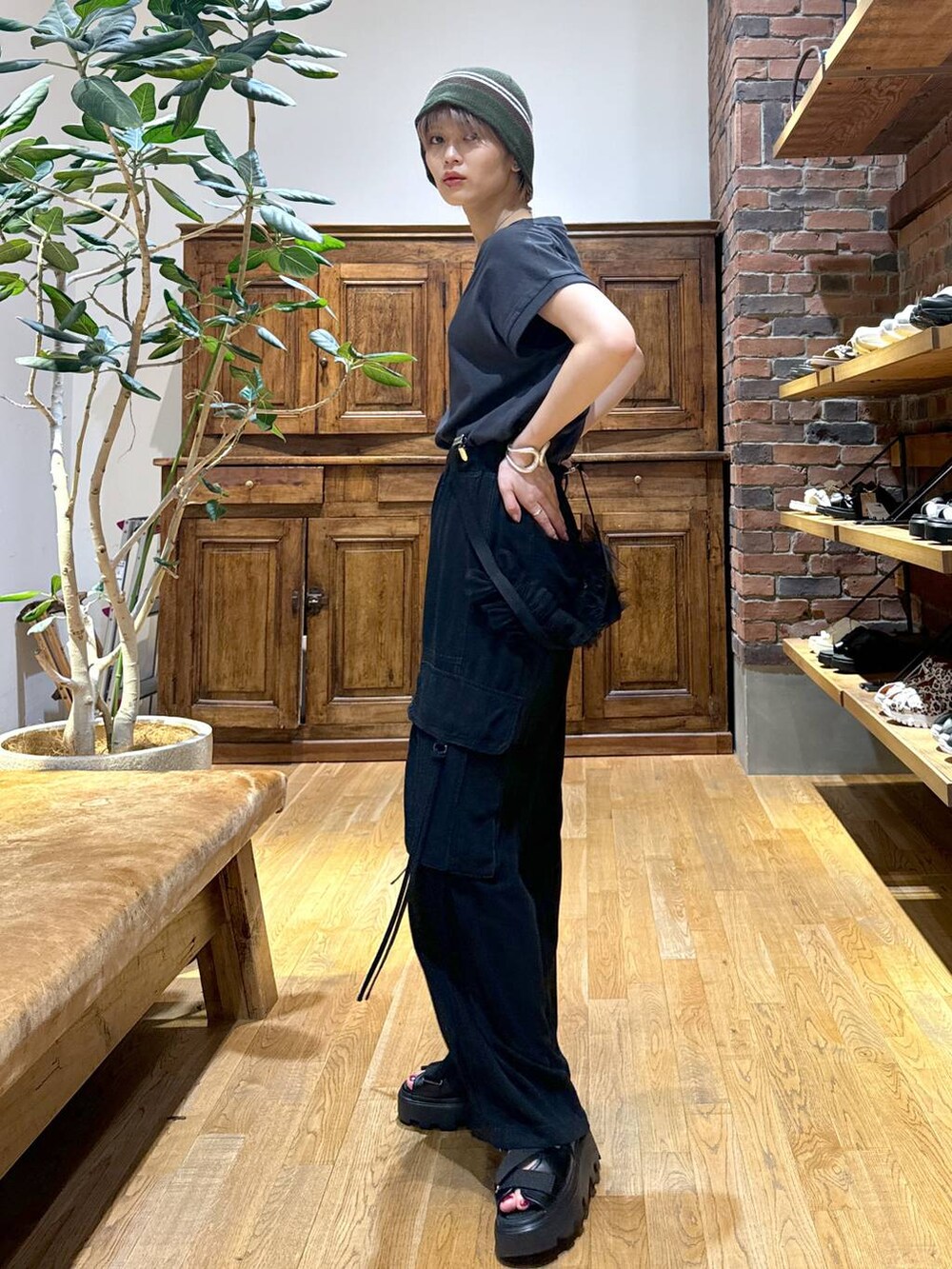 ブラック系のサンダル、ブラック系のカーゴパンツ、グレー系のTシャツ/カットソーを着用したレディースの夏コーディネートの5枚目の写真