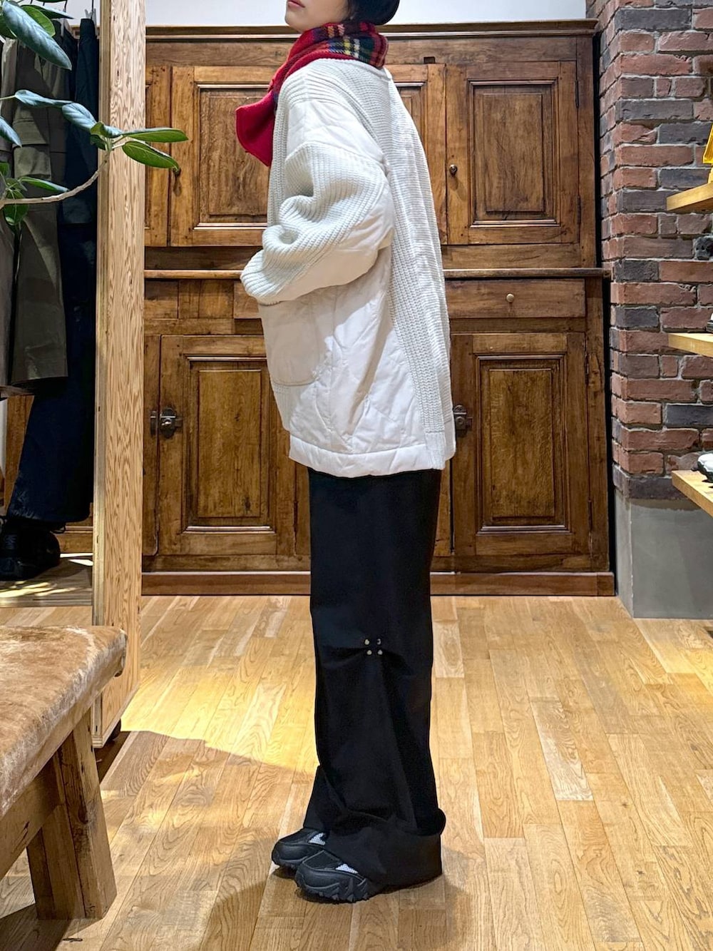 ブラック系のスニーカー、ベージュ系のブルゾン、レッド系のストール/ショールを着用したレディースの秋コーディネートの3枚目の写真