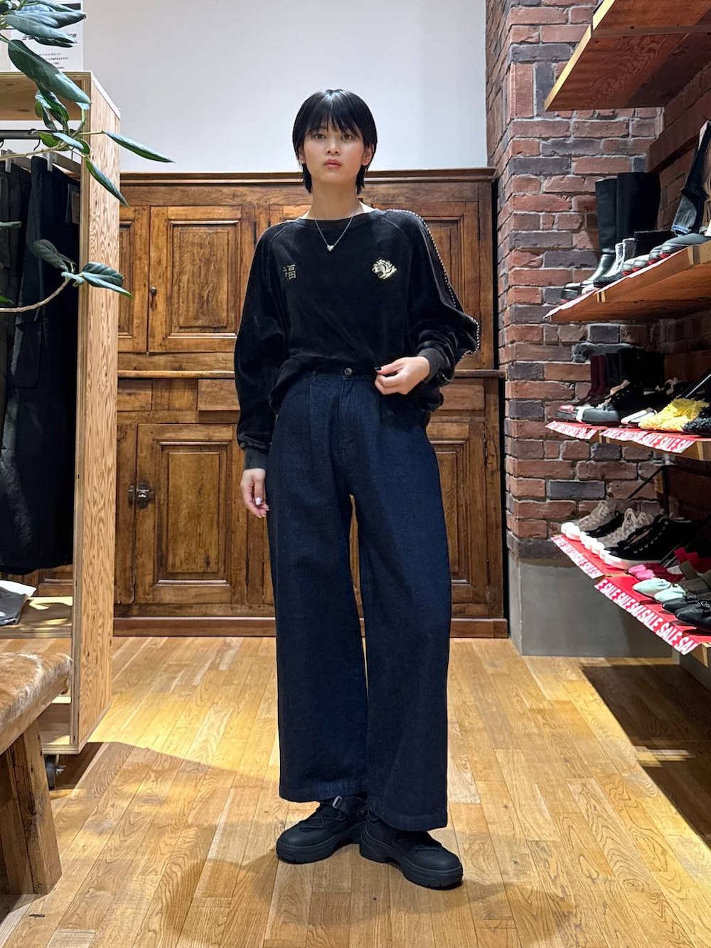 ブラック系のスニーカー、グレー系のTシャツ/カットソーを着用したレディースの冬コーディネートの2枚目の写真