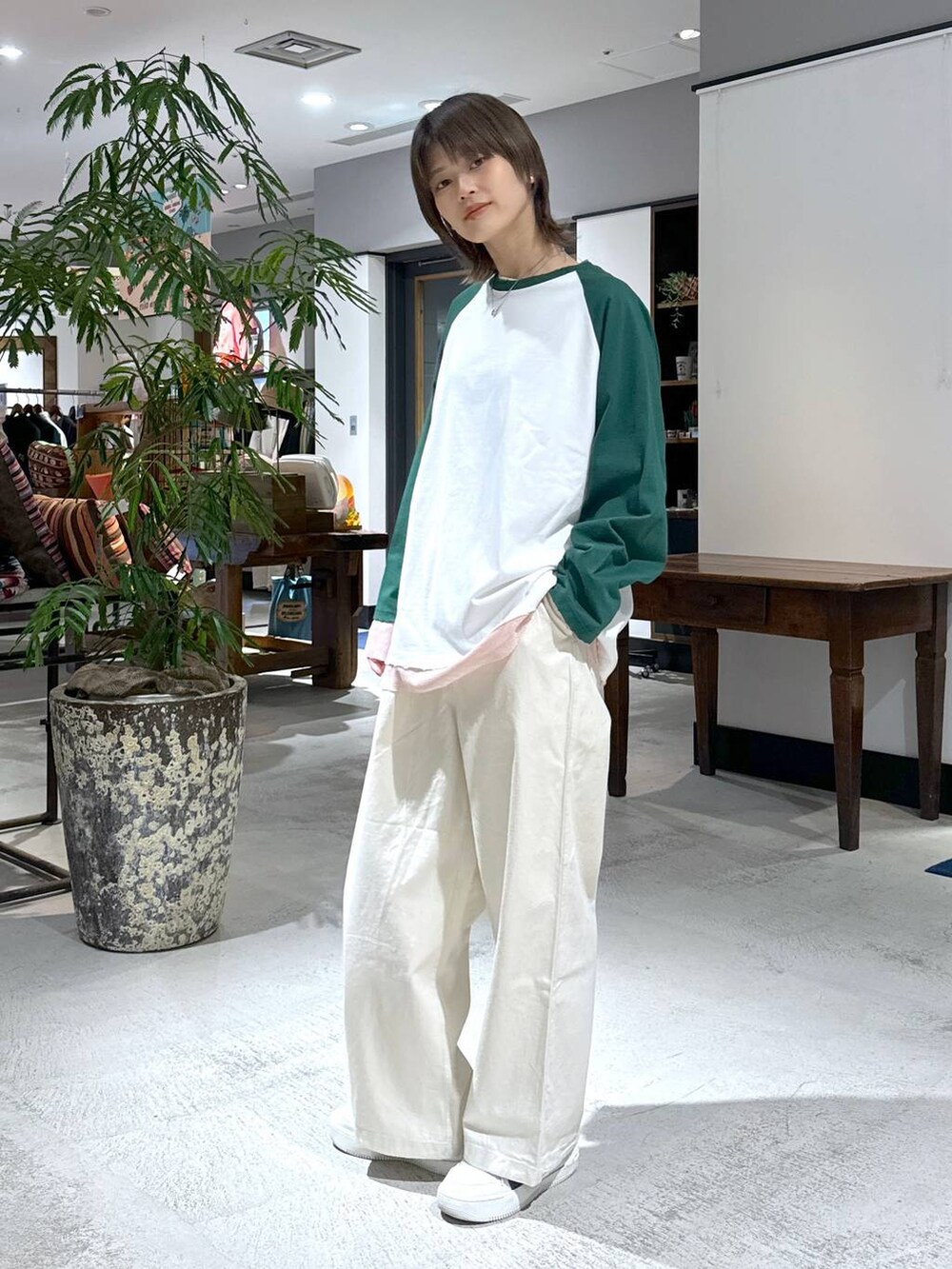 ベージュ系のその他パンツを着用したレディースの冬コーディネートの4枚目の写真