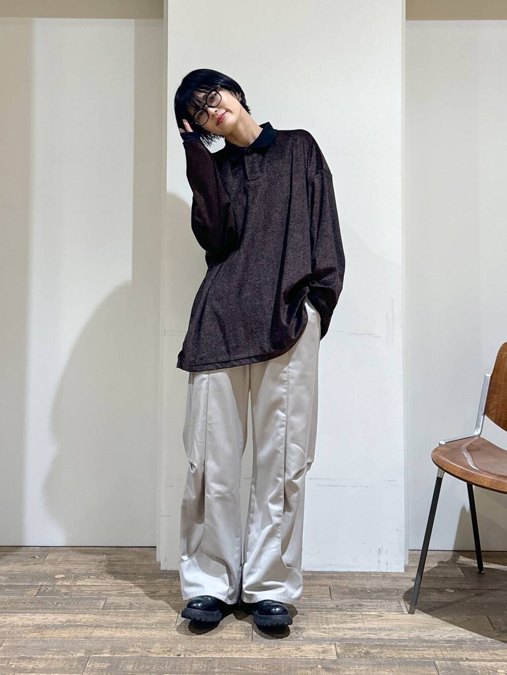 ブラウン系のポロシャツを着用したレディースの秋コーディネートの4枚目の写真