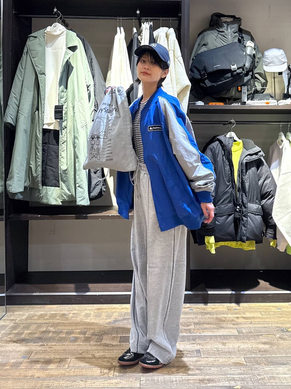 グレー系のその他パンツ、シルバー系のスニーカー、ホワイト系のTシャツ/カットソーを着用したレディースの冬コーディネートの2枚目の写真