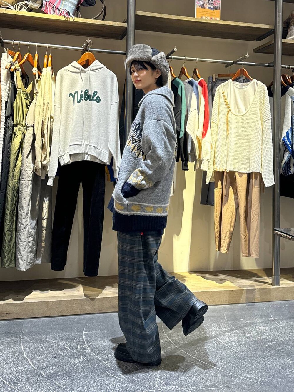 ブルー系のその他パンツ、ブラック系のブーツ、ブラック系のキャップを着用したレディースの秋コーディネートの5枚目の写真