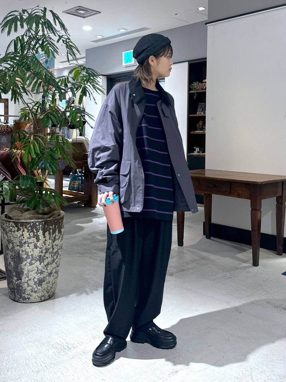 ブラック系のローファー、ブラック系のスラックス、グレー系のブルゾンを着用したレディースの冬コーディネートの3枚目の写真