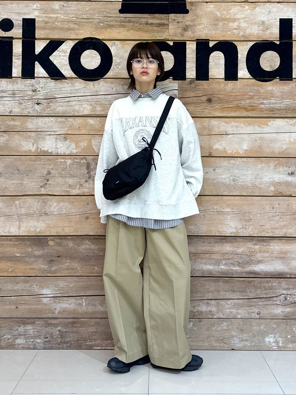 ベージュ系のチノパンツ、グレー系のシャツ/ブラウス、ブラック系のスニーカーを着用したレディースの冬コーディネートの3枚目の写真