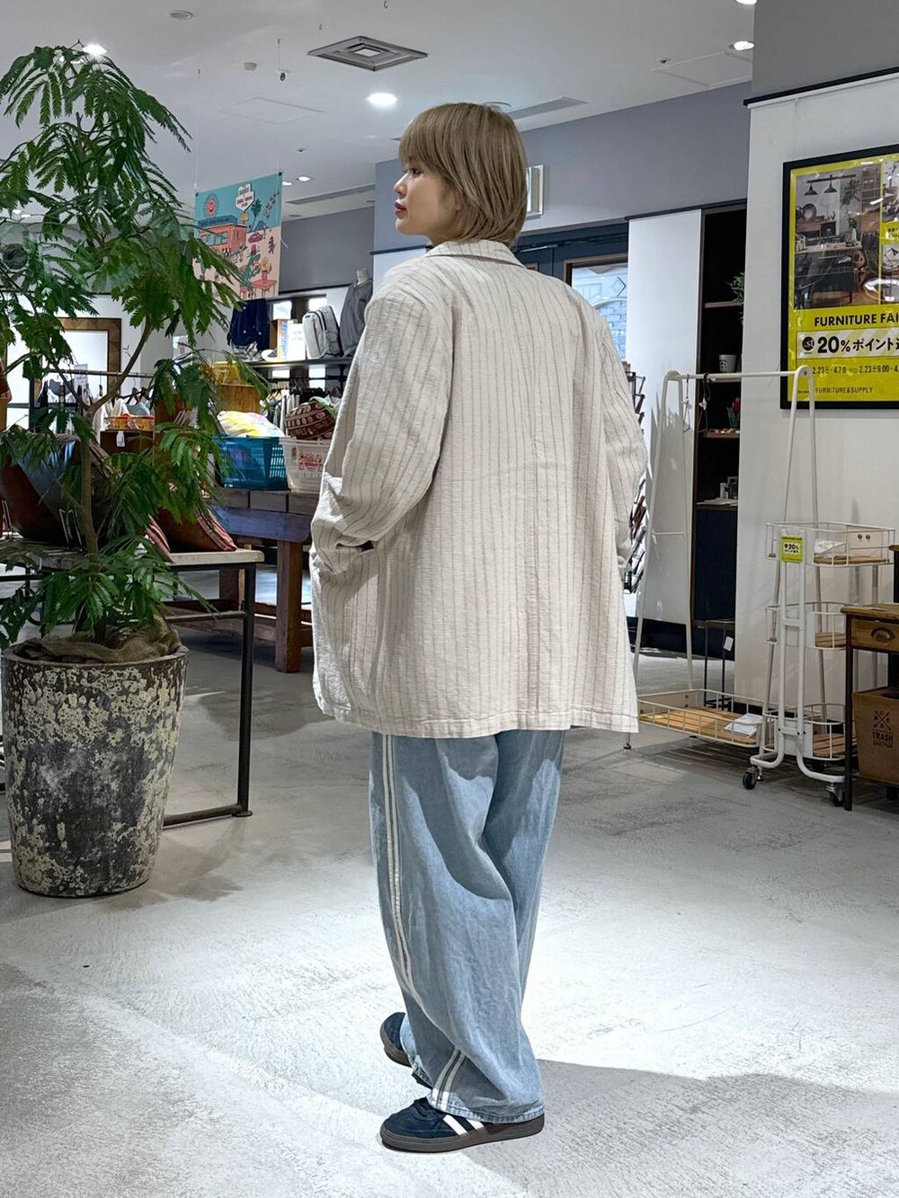 ベージュ系のテーラードジャケット、グレー系のTシャツ/カットソーを着用したレディースの冬コーディネートの3枚目の写真