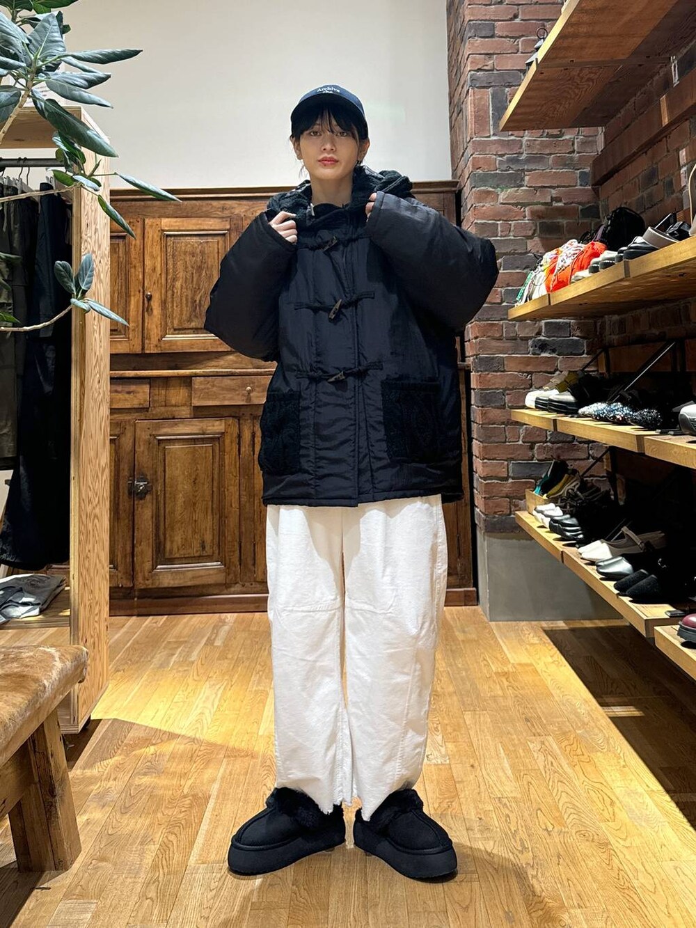 ホワイト系のその他パンツ、ブラック系のスリッポンを着用したレディースの秋コーディネートの2枚目の写真