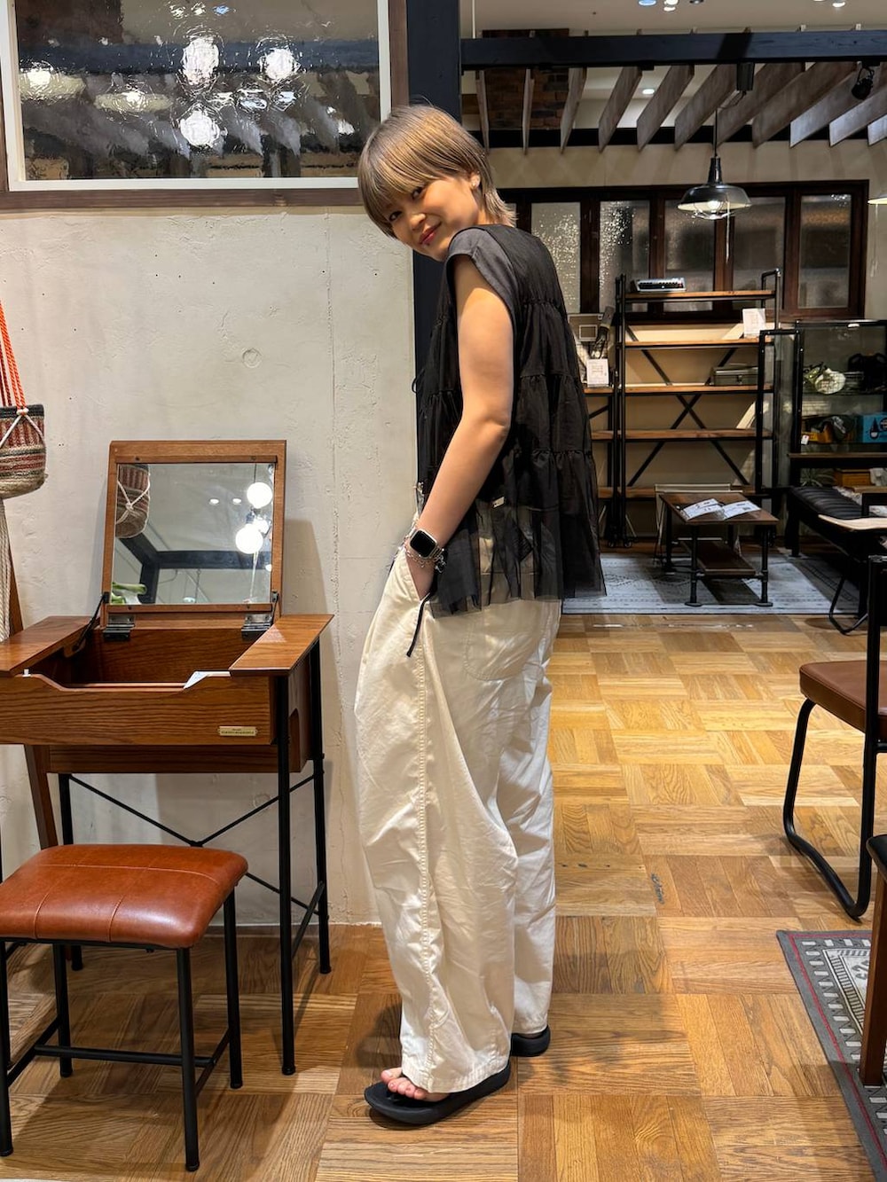 ベージュ系のその他パンツ、ブラック系のベストを着用したレディースの夏コーディネートの5枚目の写真