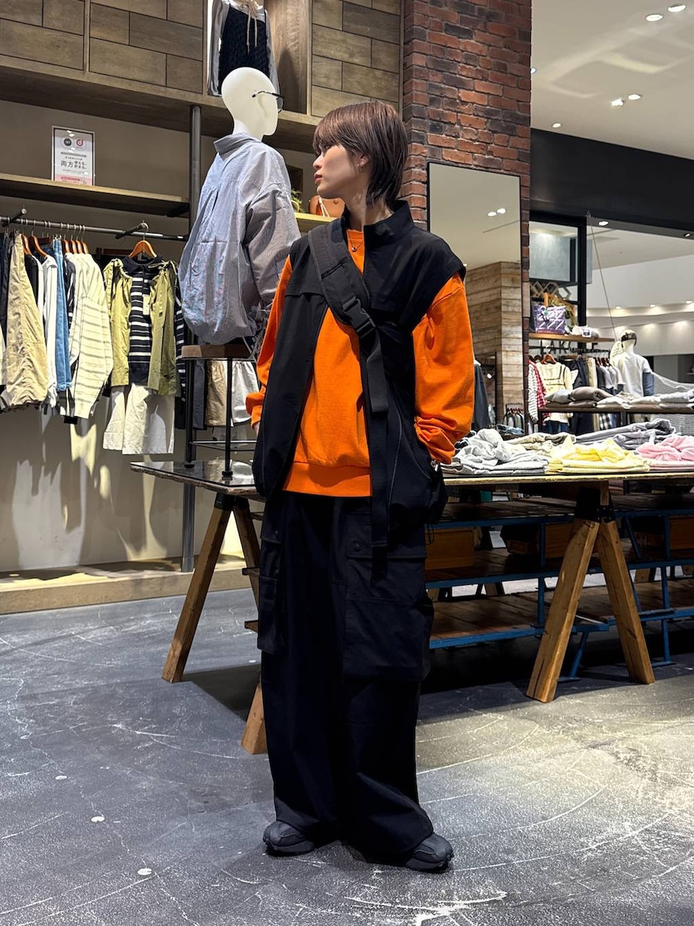 ブラック系のスニーカー、ブラック系のその他パンツ、ブラック系のベストを着用したメンズの春コーディネートの4枚目の写真