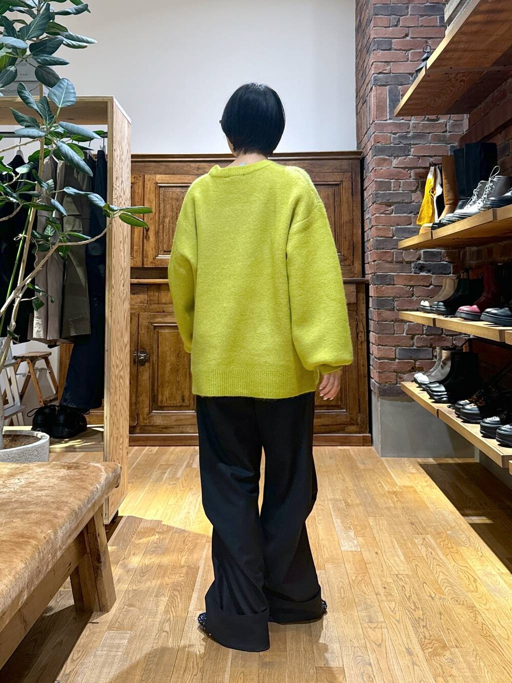 ホワイト系のTシャツ/カットソー、その他のバレエシューズ、イエロー系のニット/セーターを着用したレディースの秋コーディネートの5枚目の写真