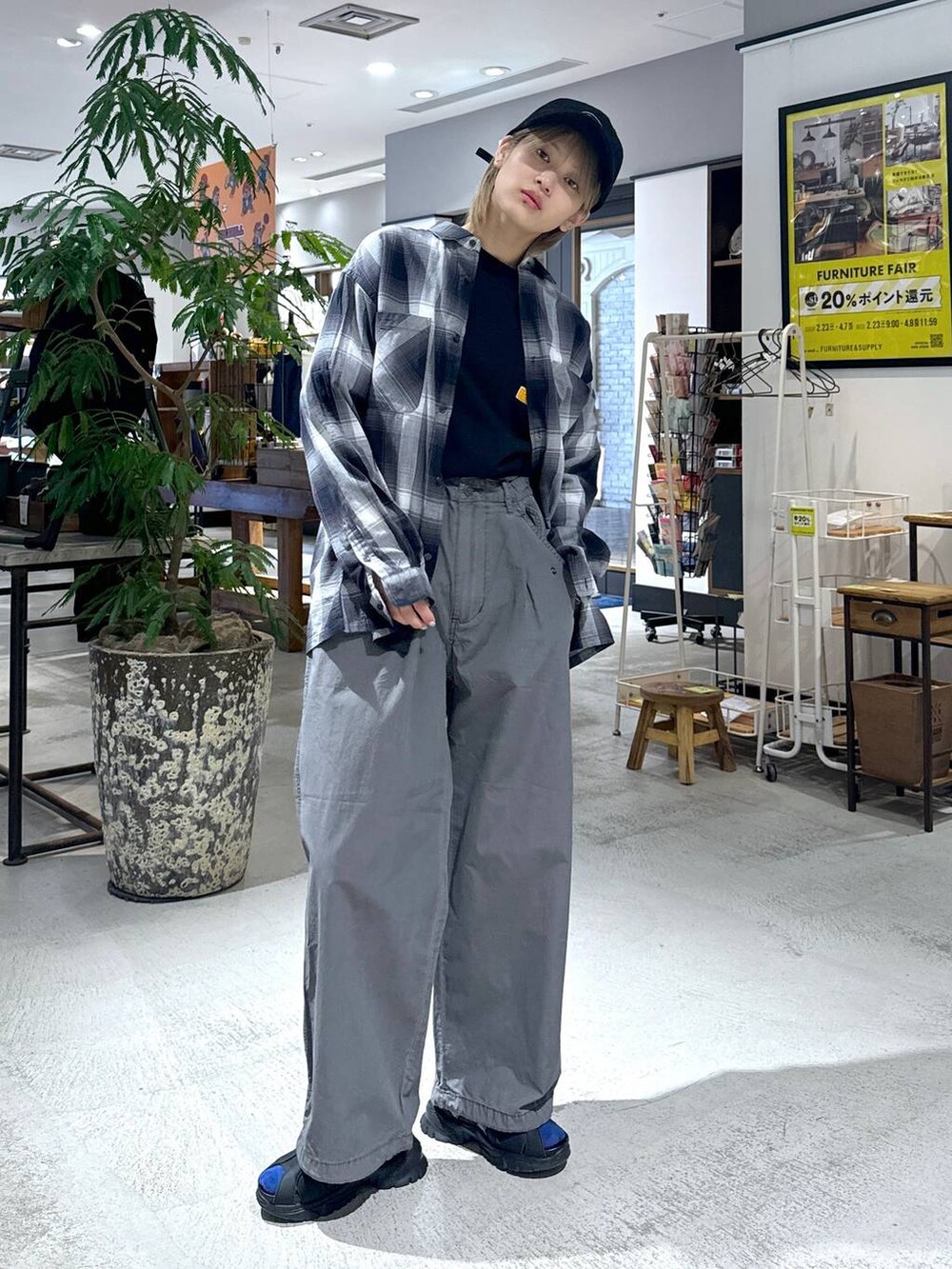 ブラック系のTシャツ/カットソー、ブラック系のサンダル、ブラック系のシャツ/ブラウスを着用したメンズの春コーディネートの2枚目の写真