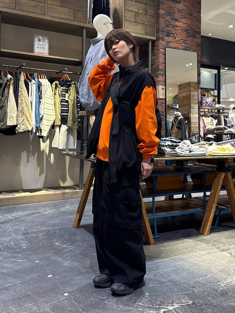 ブラック系のスニーカー、ブラック系のその他パンツ、ブラック系のベストを着用したメンズの春コーディネートの5枚目の写真