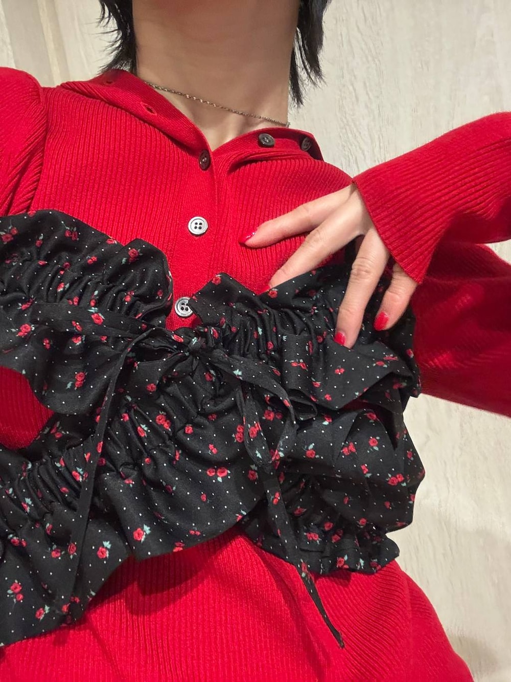 その他のその他トップス、レッド系のニット/セーターを着用したレディースの冬コーディネートの4枚目の写真