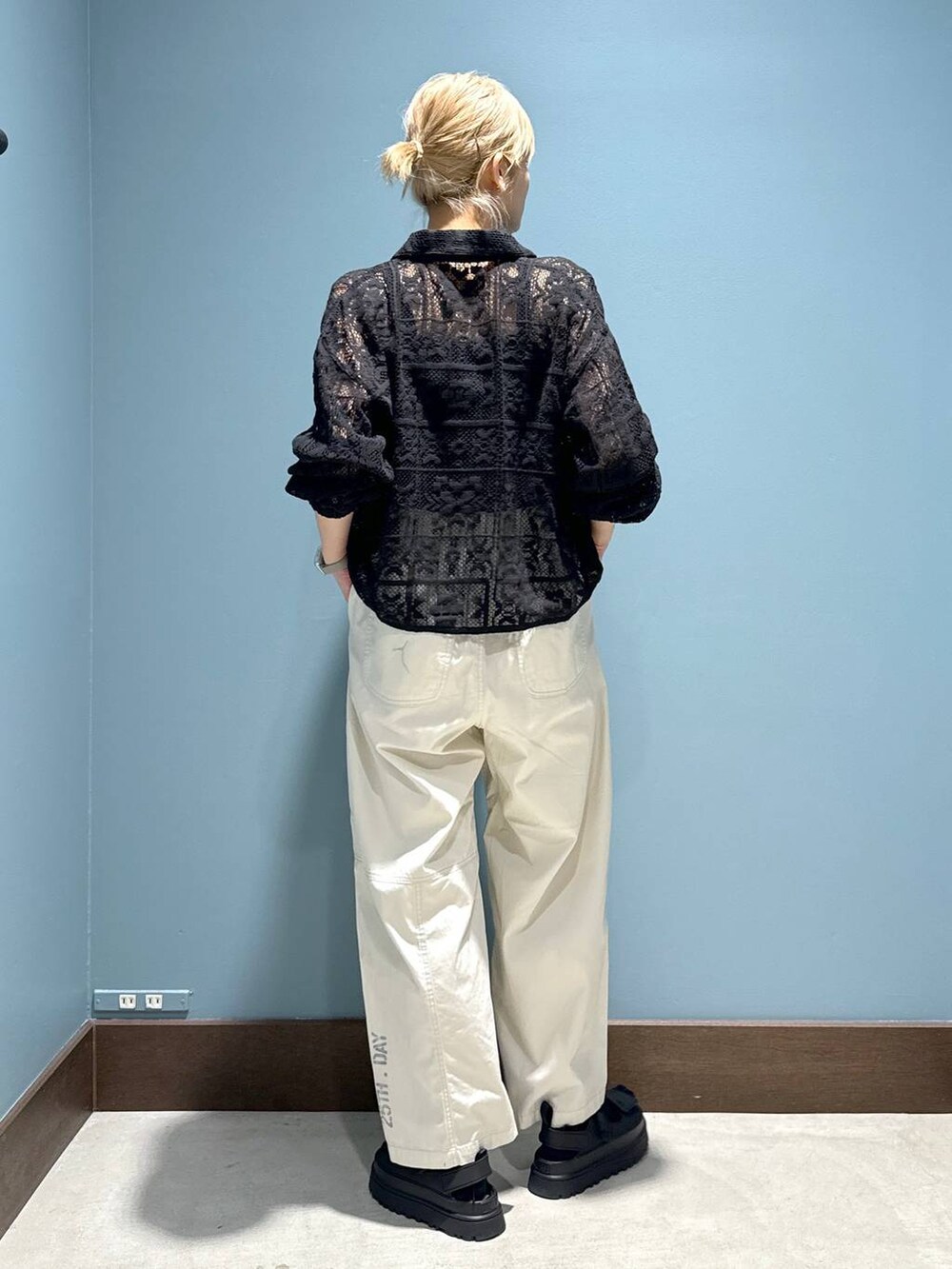 ブラック系のタンクトップ、ブラック系のシャツ/ブラウス、ベージュ系のその他パンツを着用したレディースの春コーディネートの4枚目の写真