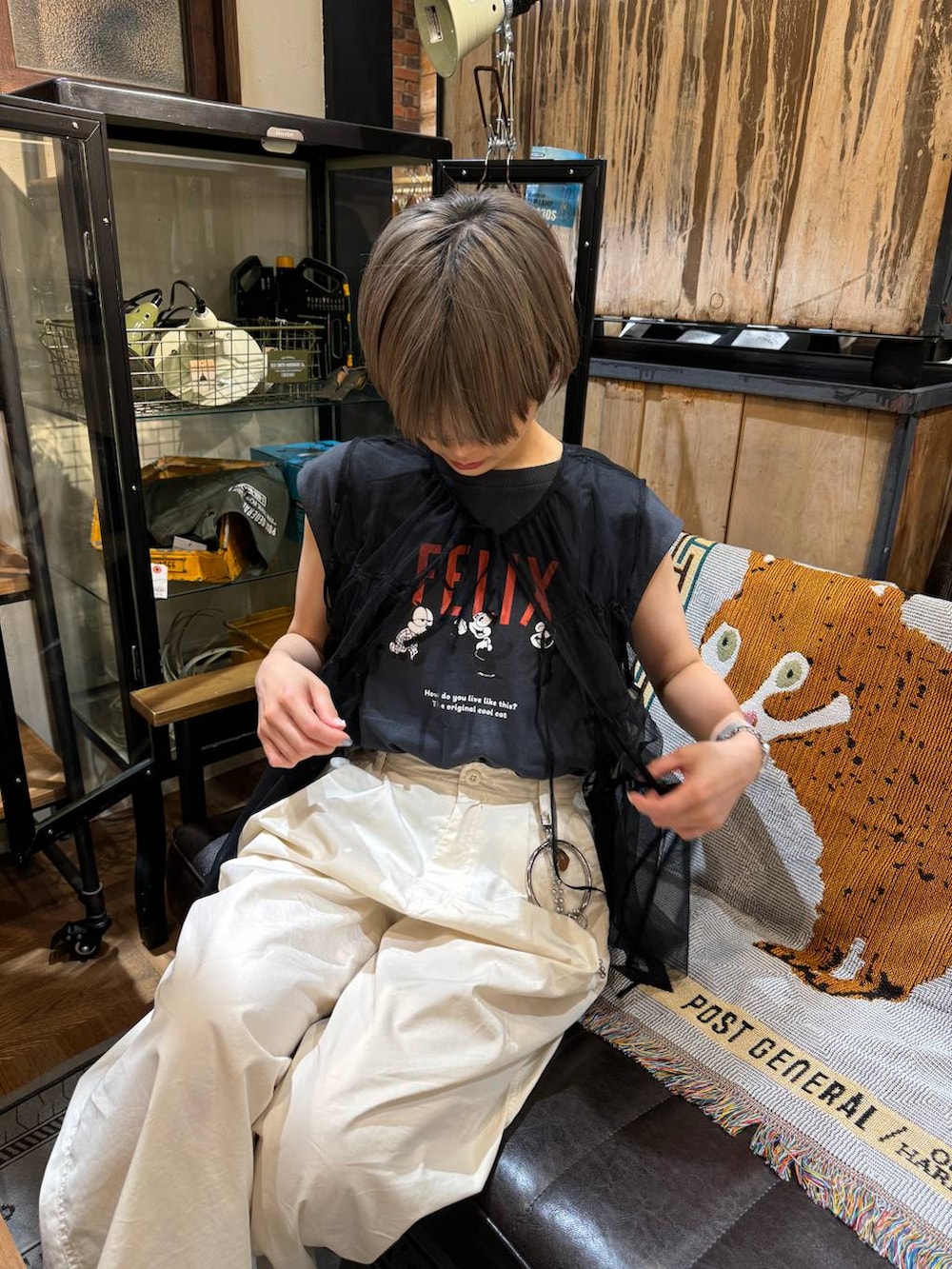 ベージュ系のその他パンツ、ブラック系のベストを着用したレディースの夏コーディネートの2枚目の写真