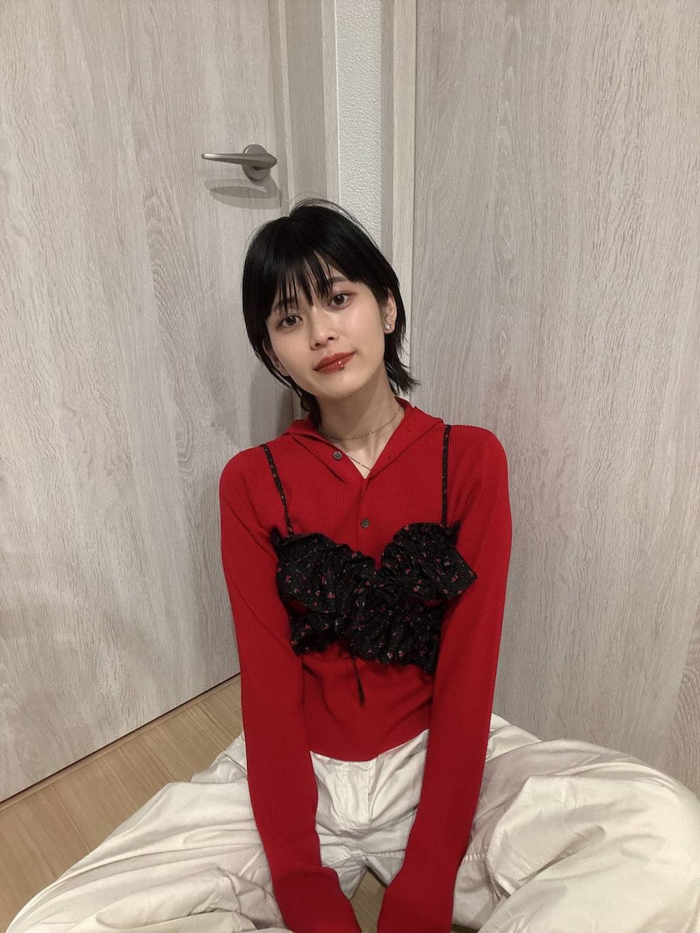 その他のその他トップス、レッド系のニット/セーターを着用したレディースの冬コーディネートの3枚目の写真