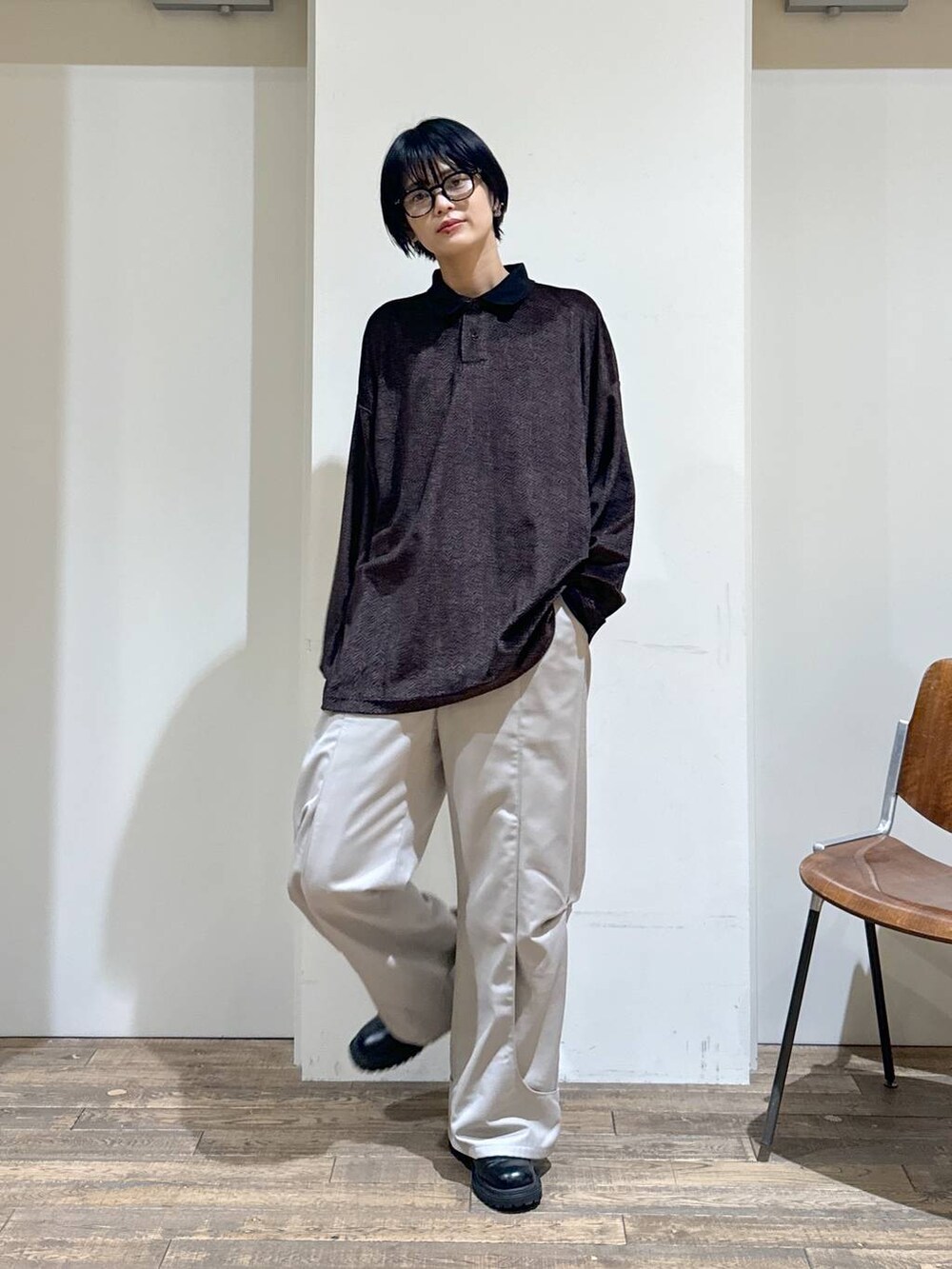 ブラウン系のポロシャツを着用したレディースの秋コーディネートの3枚目の写真