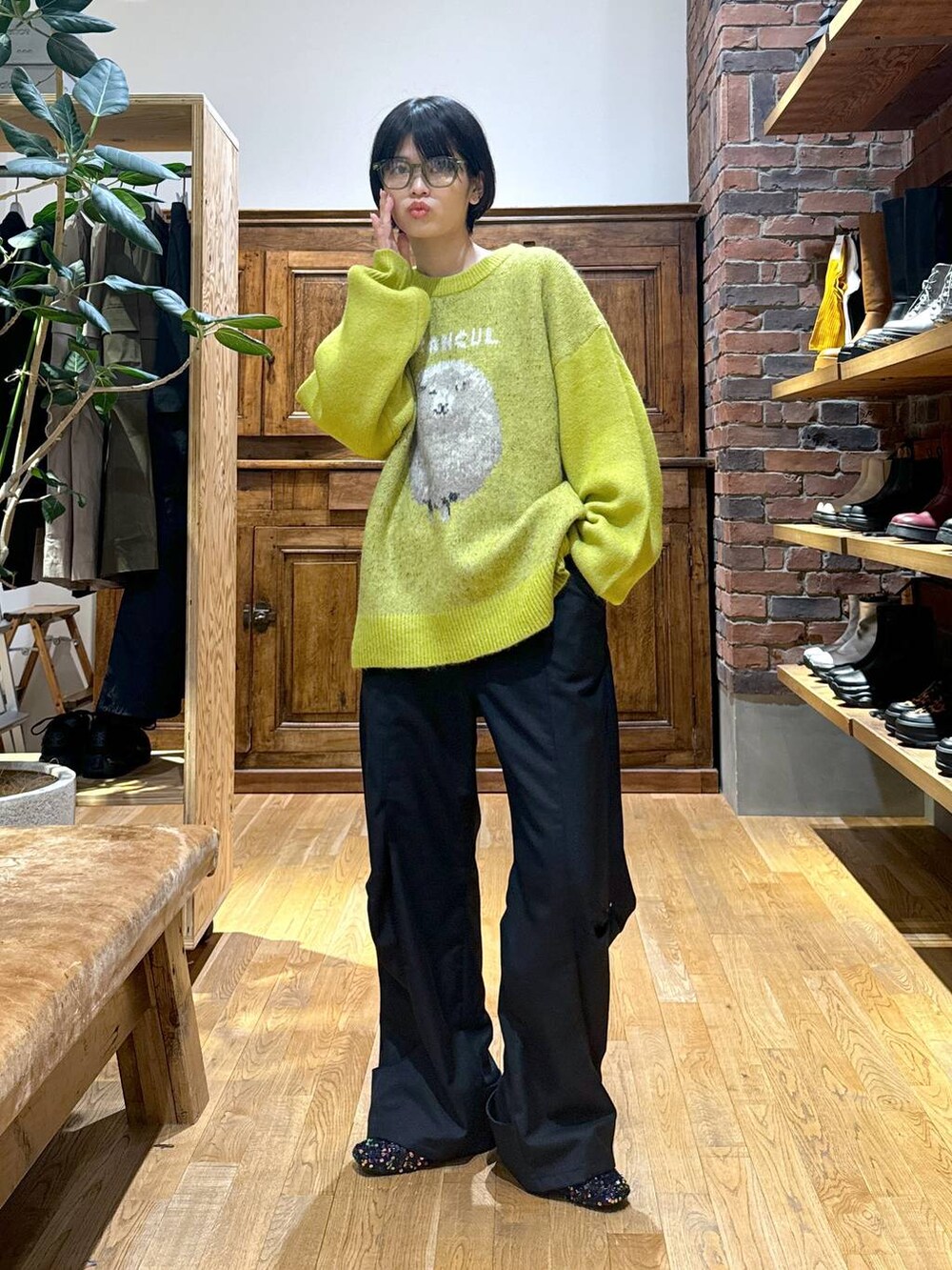 ホワイト系のTシャツ/カットソー、その他のバレエシューズ、イエロー系のニット/セーターを着用したレディースの秋コーディネートの2枚目の写真