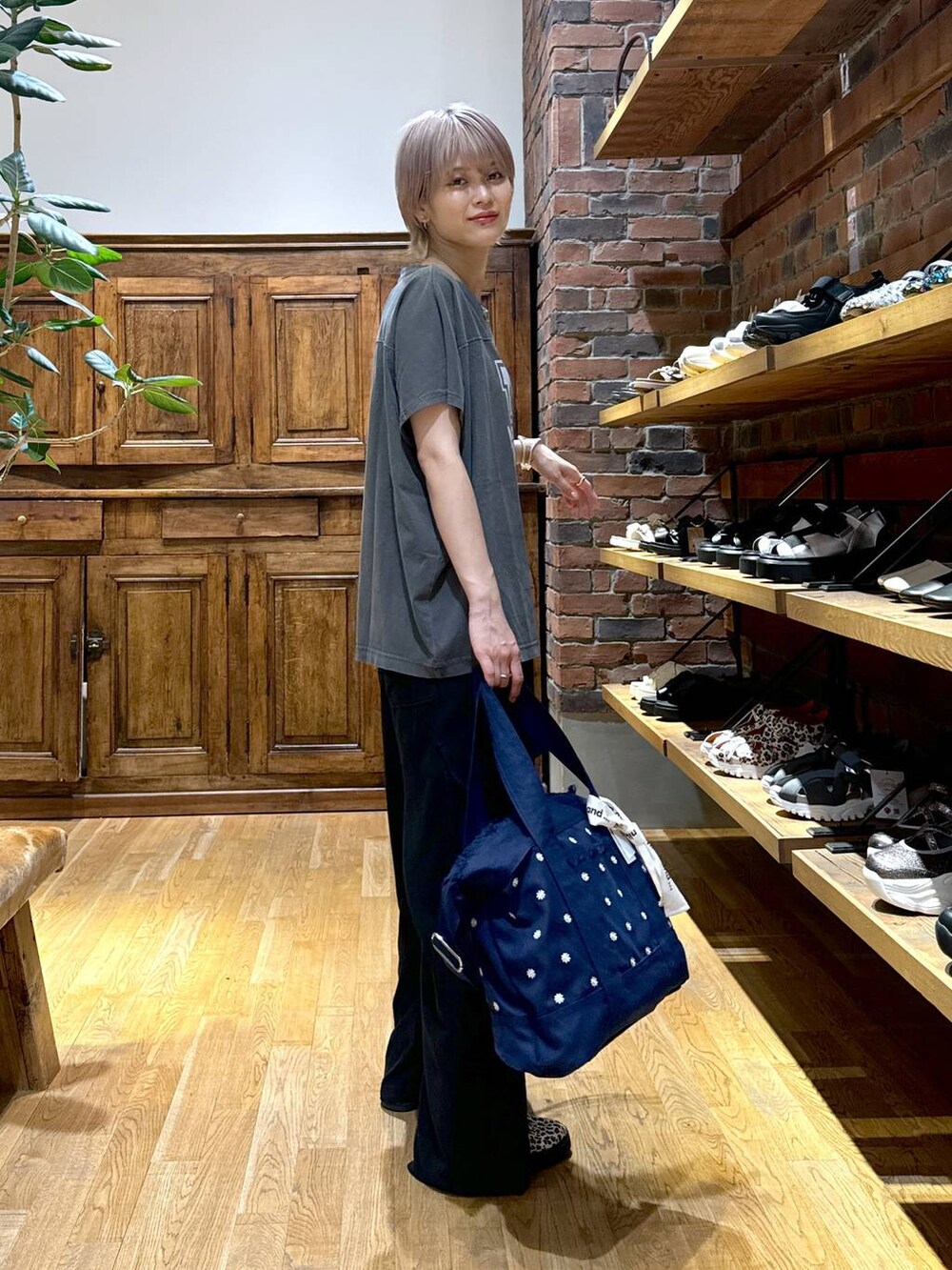 ブルー系のショルダーバッグ、その他のスニーカー、グレー系のTシャツ/カットソーを着用したレディースの夏コーディネートの2枚目の写真