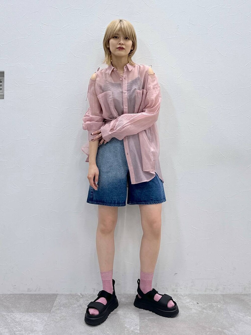 ピンク系のシャツ/ブラウス、ブラック系のキャミソール、ブラック系のサンダルを着用したレディースの春コーディネートの4枚目の写真